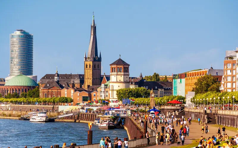 Rheinufer in Düsseldorf mit Altstadt und Schlossturm